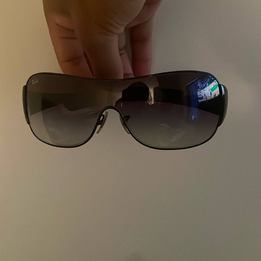 Hi guys!!! Im selling Ray bans glasses.
